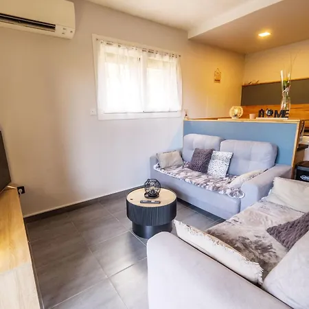 Holiday home Vanessa - 200m From The Terrace - By Tgb *